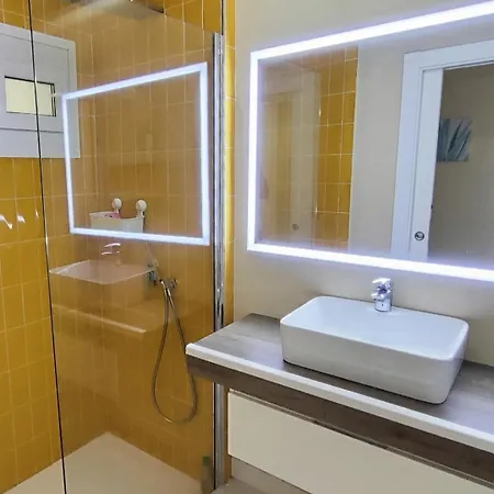 Sea View Apartment *